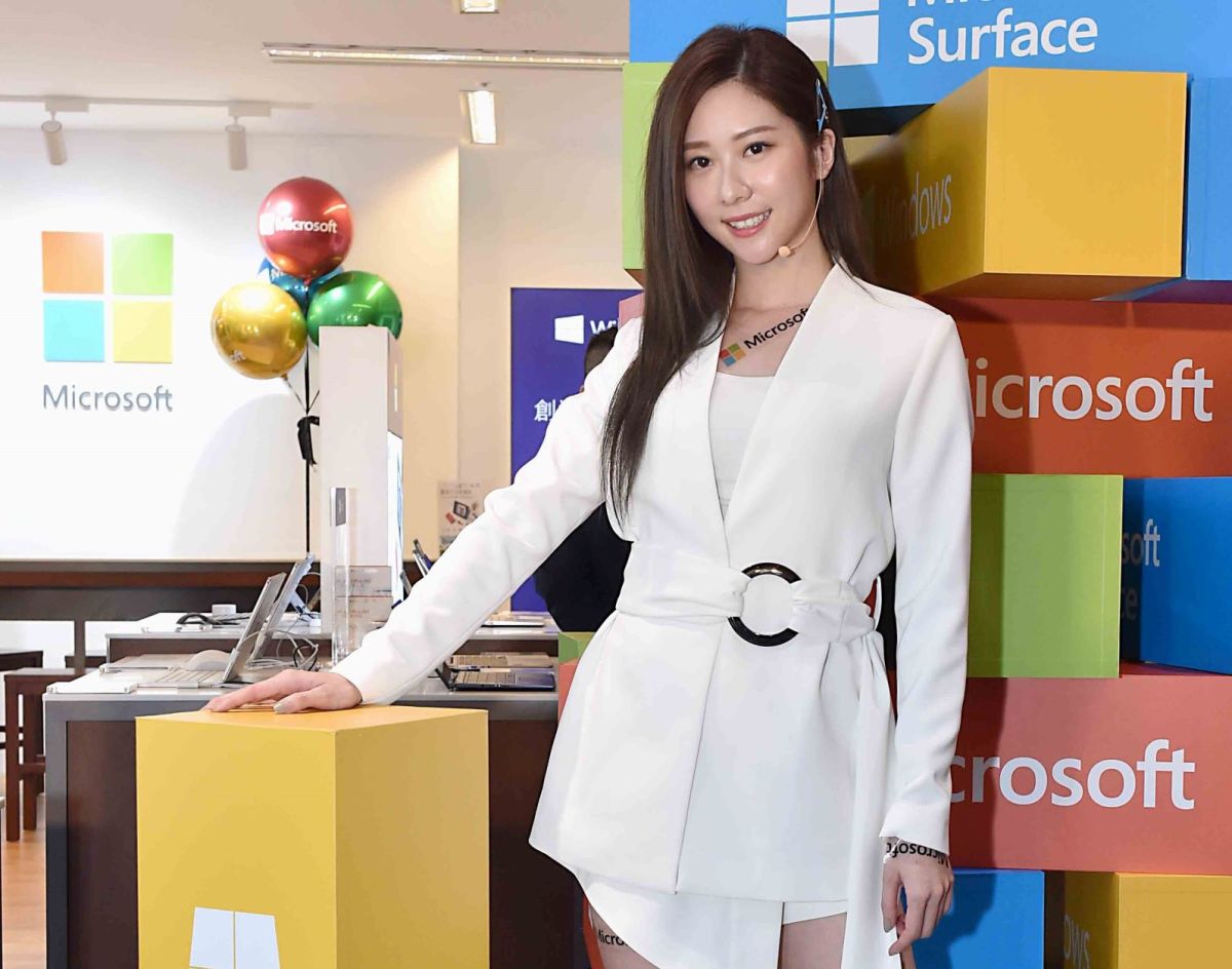 ▲微軟台中體驗店開幕記者會暨開幕派對微軟還邀請全民女神張景嵐擔任一日店長。（圖／台灣微軟提供）
