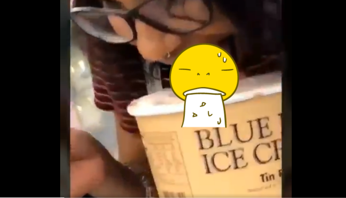 ▲片中戴著眼鏡的女子再把超市架上的冰淇淋「舔一口」後，就把那舔過的一桶冰淇淋「放回架上」，讓不知情的下一個顧客選購。（圖／翻攝推特）