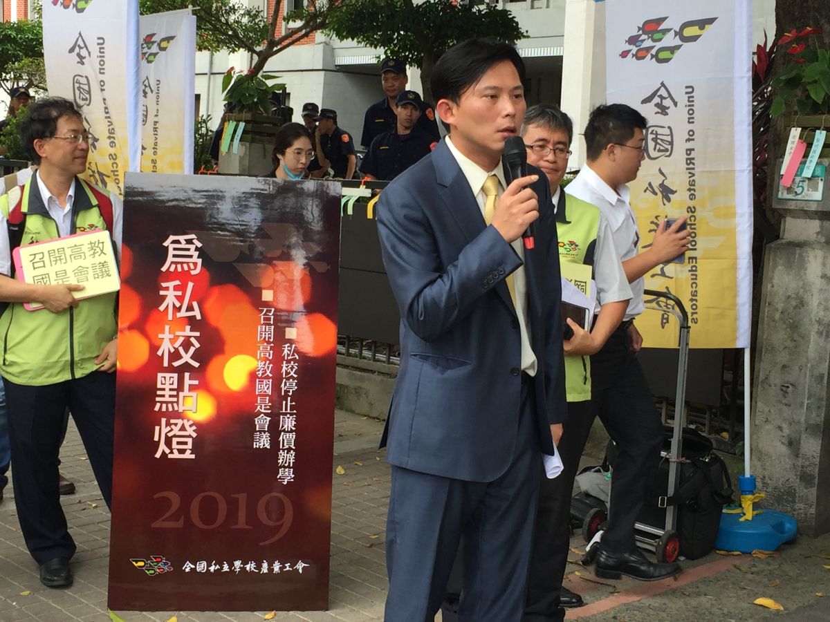 ▲立委黃國昌到場聲援全國私教公會行動，強調私立大學法是關鍵。（圖／記者黃仁杰攝，2019.7.5）
