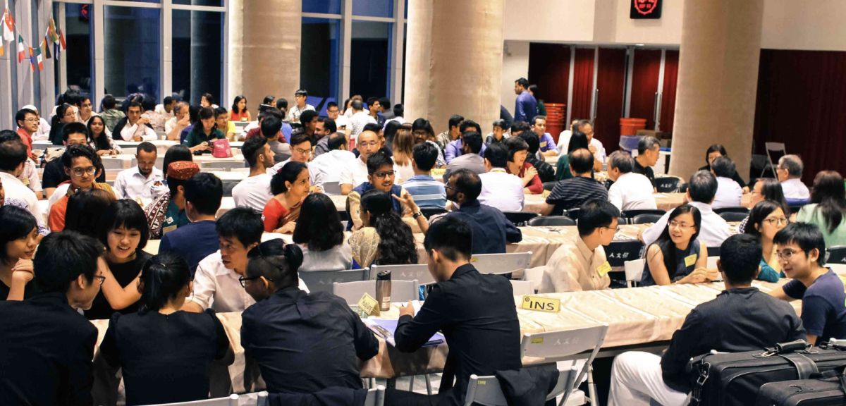 ▲在 TIGP 學程中，有機會和來自 36 國的外籍同學交流，並使用中研院的尖端儀器。上課討論為全英文授課，師資除了中研院的研究人員，也包含與學程合作的國內各校老師。（圖片來源│2017-09-12 TIGP Welcome Party）