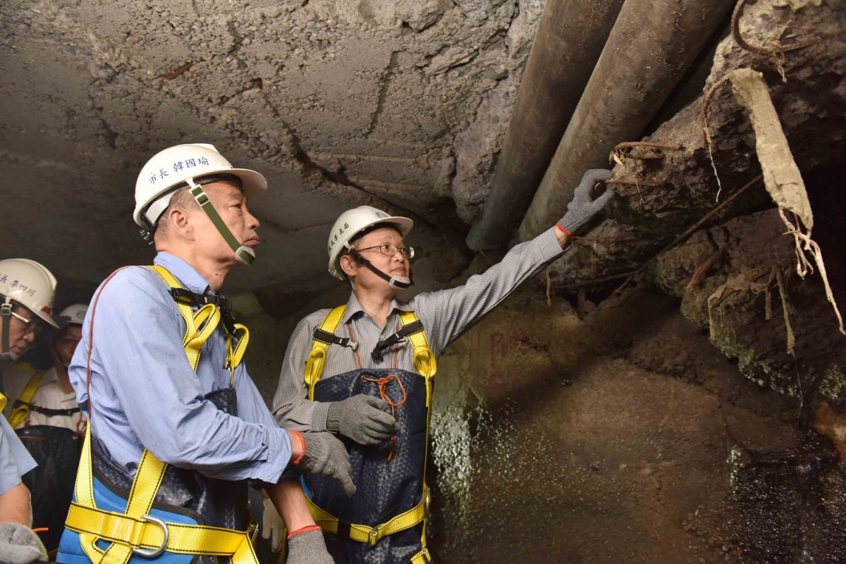 ▲為了讓市民免受淹水之苦高雄市長韓國瑜今天下午親鑽下水道關心清淤進度。(圖／高市府提供)