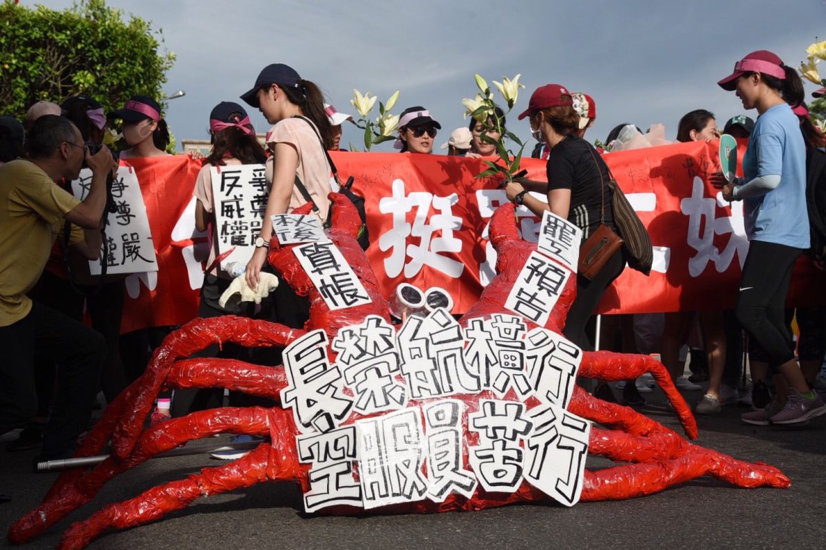 ▲工會準備紅布條，上面寫下「辣台妹挺罷工妹」，並由在場空服員一一簽下姓名。（圖／記者陳明安攝, 2019.07.05）