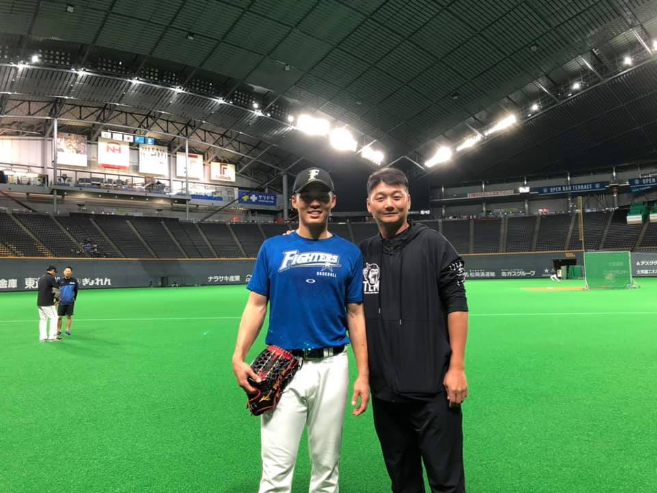 桃猿打擊教練赴日探班王柏融（圖／取自Lamigo粉絲團）