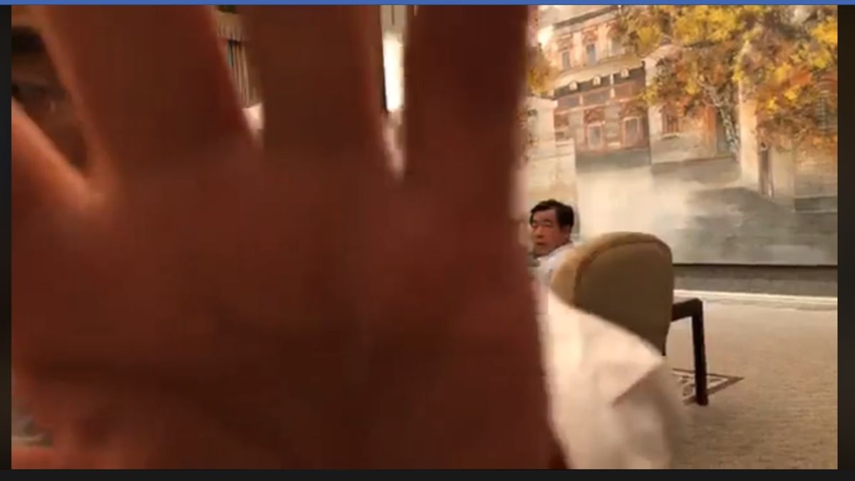 台北市長柯文哲前往上海出席雙城論壇，壓軸的「柯劉會」直播疑似偷拍，突然遭人打斷。( 圖 / 翻攝柯文哲臉書 )