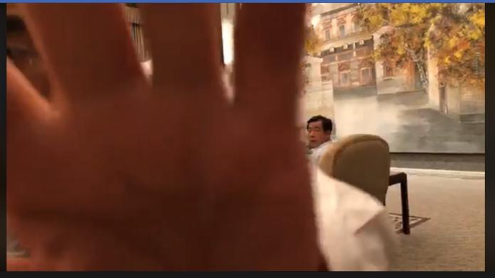 台北市長柯文哲前往上海出席雙城論壇，壓軸的「柯劉會」直播疑似偷拍，突然遭人打斷。( 圖 / 翻攝柯文哲臉書 )