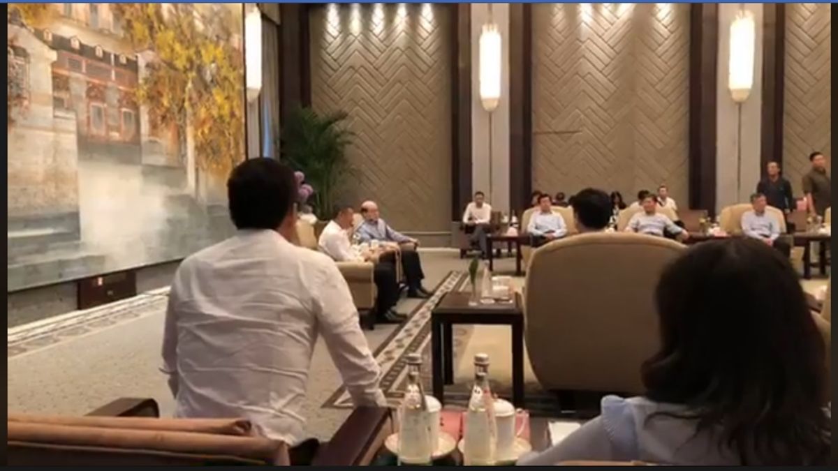 台北市長柯文哲前往上海出席雙城論壇，壓軸的「柯劉會」直播疑似偷拍，突然遭人打斷。( 圖 / 翻攝柯文哲臉書 )