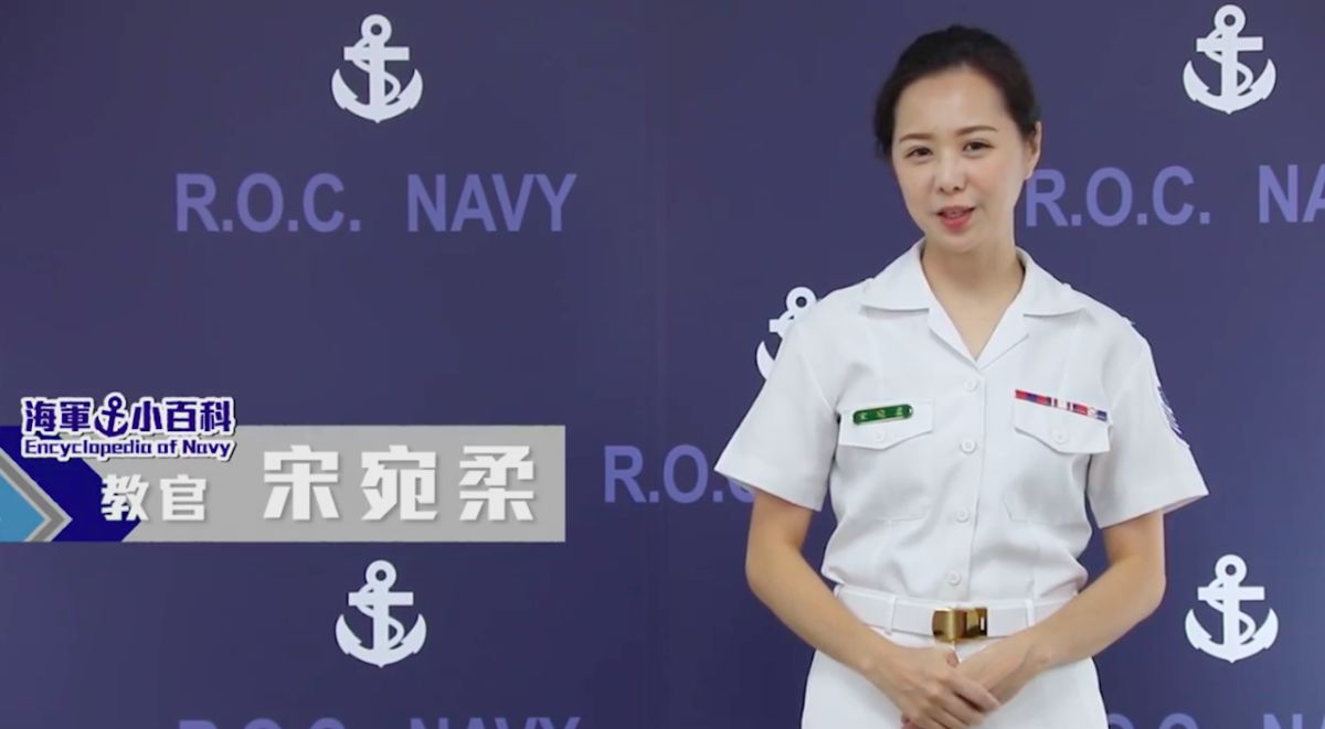 ▲海軍司令部製作「海軍小百科」系列專題影片，請來跟藝人張鈞寧有明星臉的美女上士宋宛柔擔任主持人。（圖／海軍司令部提供）