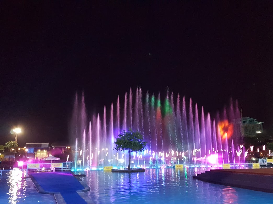 ▲童玩節夜間水舞燈光秀。（圖／記者李清貴攝,2019.07.05)