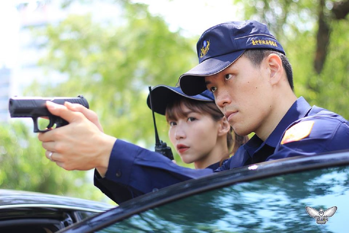 ▲「警察不會開槍」這個觀念，已經從酒駕拒測推擠，毒販倒車拒捕，廟會陣頭包圍警局，各種持刀砍警事件中，根深蒂固進台灣人民的潛意識裡。（示意圖／翻攝自 TCPB 局長室）