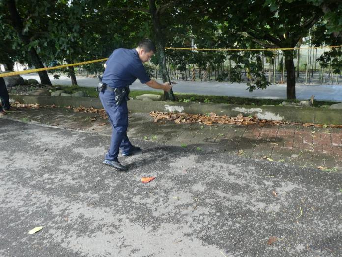 ▲屏東驚傳情殺案，警方於命案現場南華大橋堤防附近進行採證。(圖／記者郭凱杰翻攝，2019.07.06)