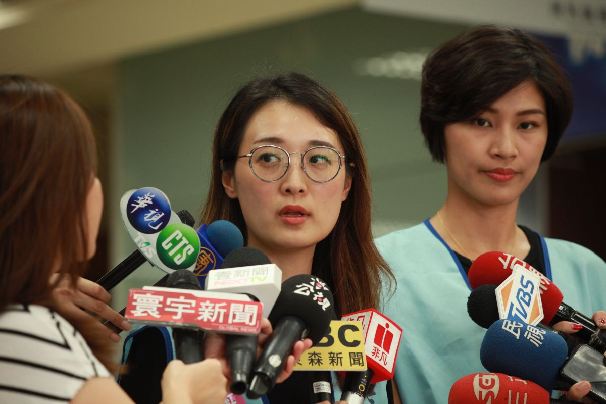 ▲長榮空服員罷工今（6）日進入第17天，而勞資雙方也將於下午2點展開第三次協商。為此，桃園空服員職業工會代表表示，對於結果「不會預設任何立場」。（圖／記者李春台攝，2019.7.6）