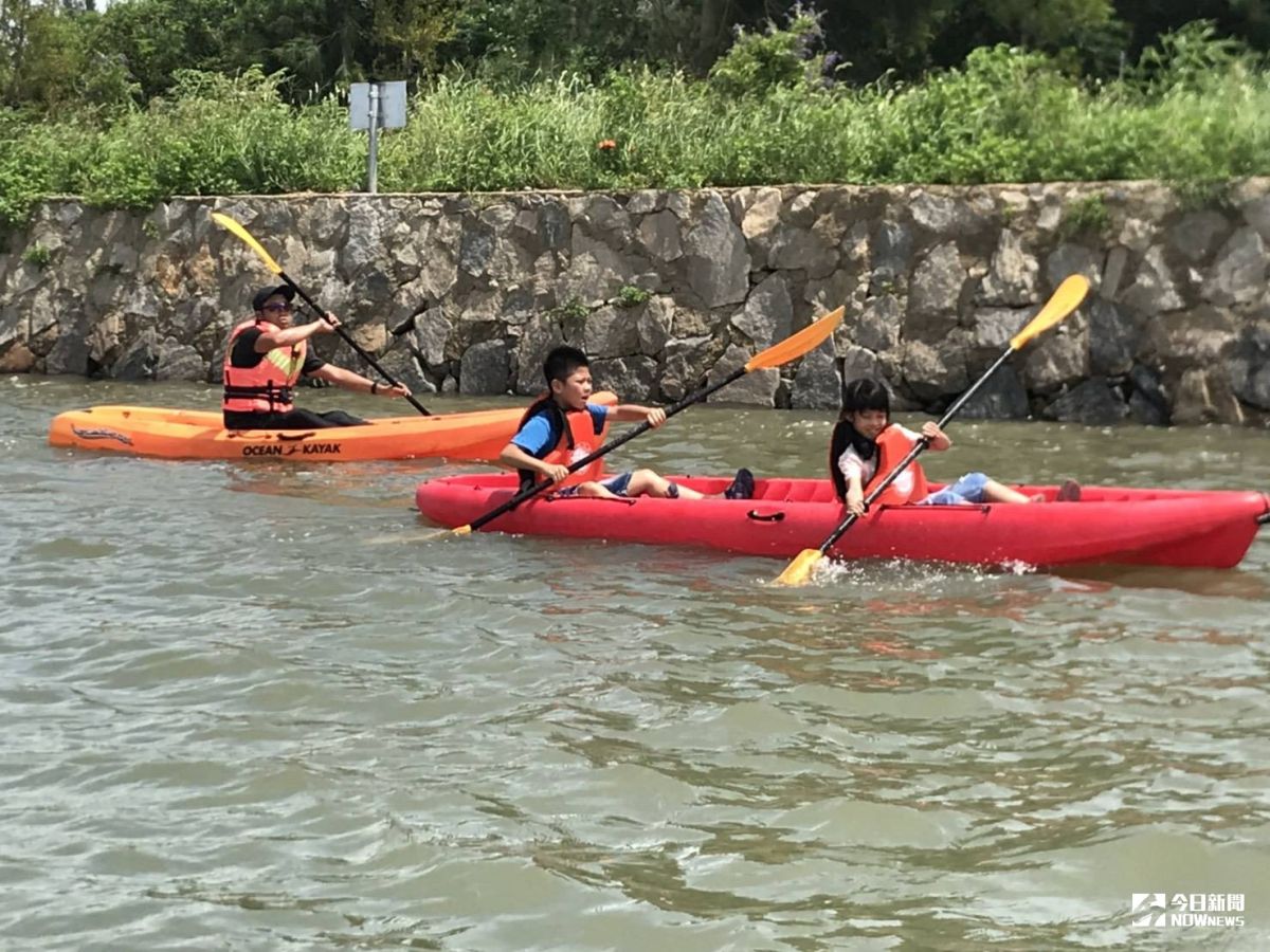 ▲暑期陽光營學員獨木舟初體驗，新鮮又探激。（圖／金門縣警局提供）