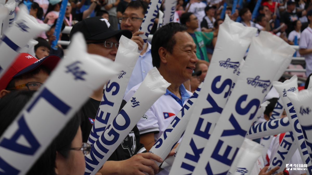 郭台銘造訪桃園球場。（圖／吳政紘攝）