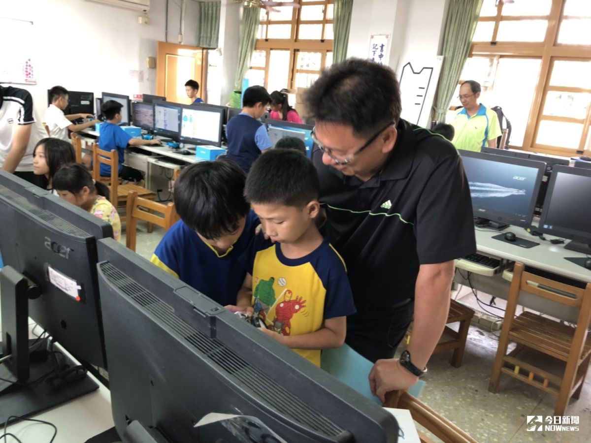 ▲淡江大學電機系教授許駿說，資訊科技進步，AI為我國下世代的發展主軸，他特別返鄉開辦機器人營隊。（圖／記者陳雅芳攝，2019.07.06）