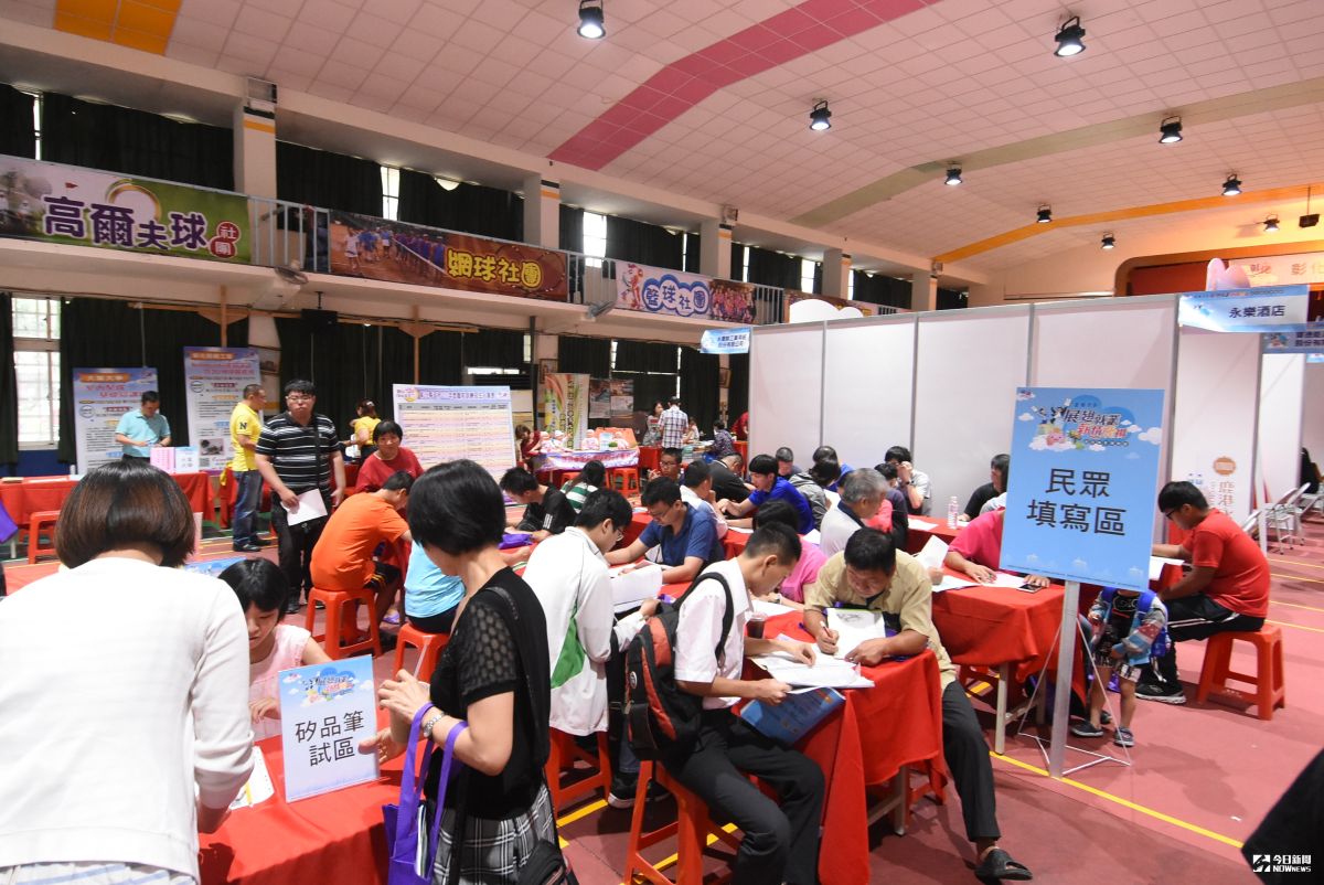 ▲彰化縣政府在南郭國小舉辦就業博覽會，吸引許多新鮮人前往找「頭路」，民眾反應十分熱烈，媒合率約七成四。（圖／記者陳雅芳攝，2019.07.06）