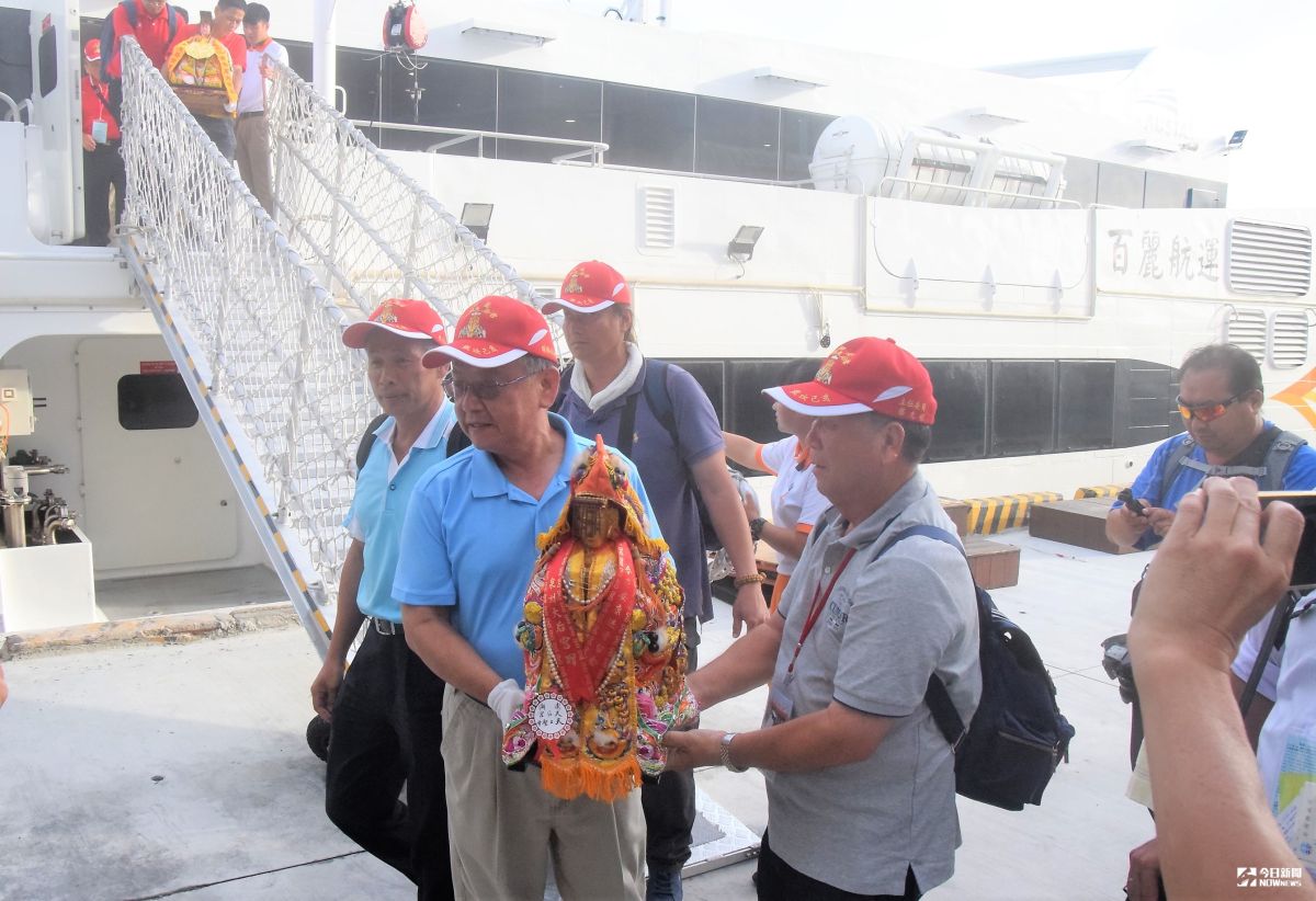 ▲澎湖天后宮媽祖6日下午自泉州啟程返回澎湖，由澎湖縣長賴峰偉親自護駕回鑾，泉州天后宮媽祖同時隨行澎湖作客3天。（圖／記者張塵攝，2019.07.06）