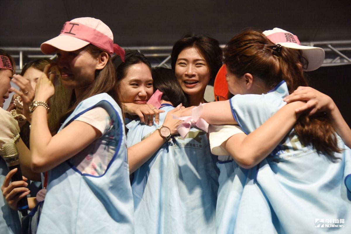 ▲長榮空服員罷工歷時17天，昨（6）日桃園市空服員職業工會與長榮董事長林寶水簽下團體協約，雙方終於達成協議，罷工正式落幕。（圖／記者陳明安攝）