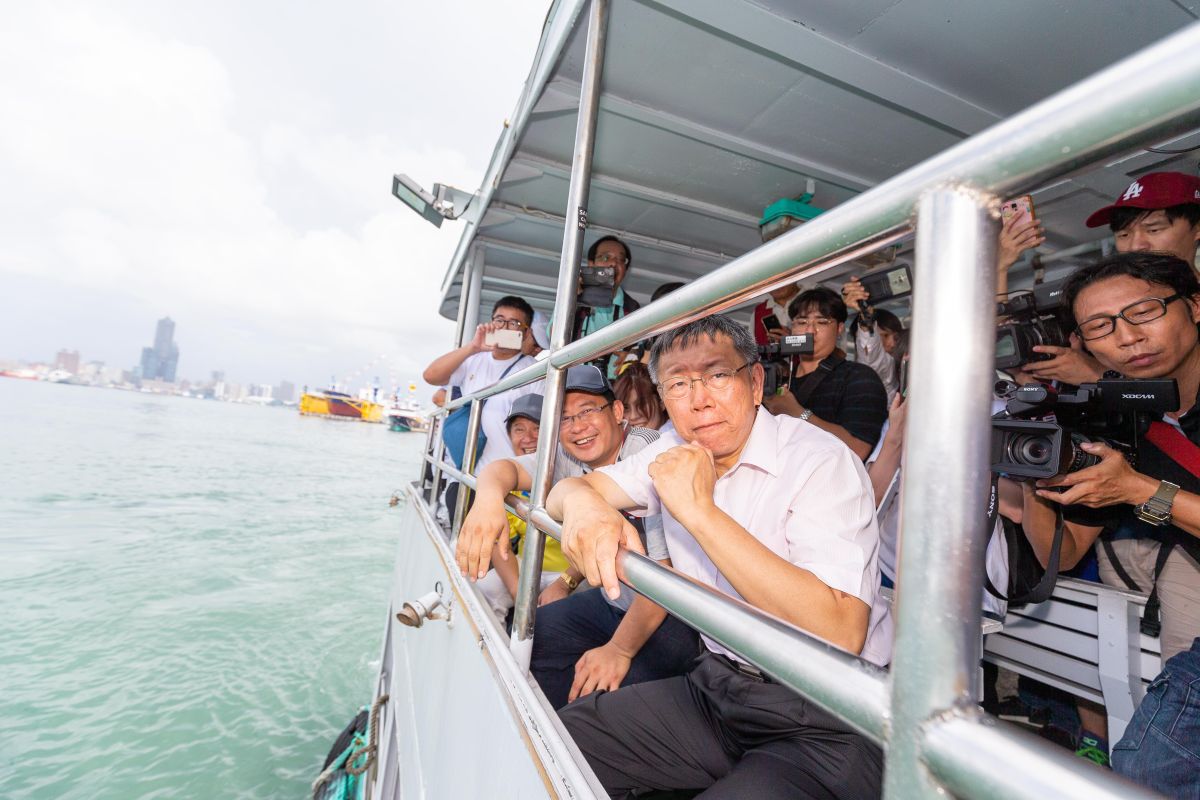 ▲台北市長柯文哲搭乘旗津鼓山渡輪（圖／柯粉俱樂部提供）