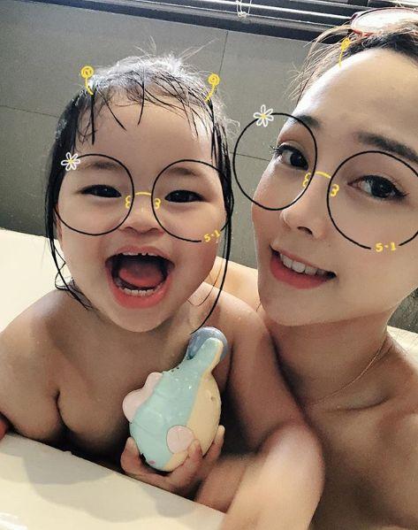 ▲ Janice PO 出與女兒一起洗澡的照片，可見母女倆感情相當要好。（圖／翻攝自Janice IG）