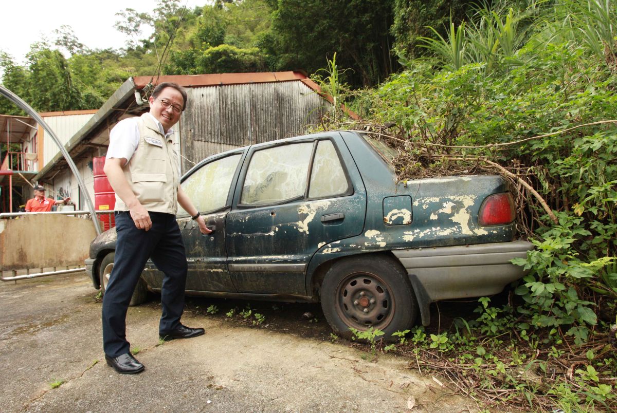 ▲桃園市觀旅局局長楊勝評與當年枯水期開上薑母島卻從此無法離開的自小客合影。（圖／記者李春台攝, 2019.07.07）