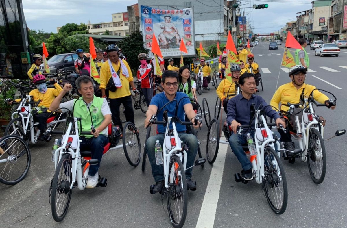 ▲「跨越障礙、攜手傳愛」活動，手搖車隊由斗南田徑場出發。（圖／記者蘇榮泉攝，2019.07.07）