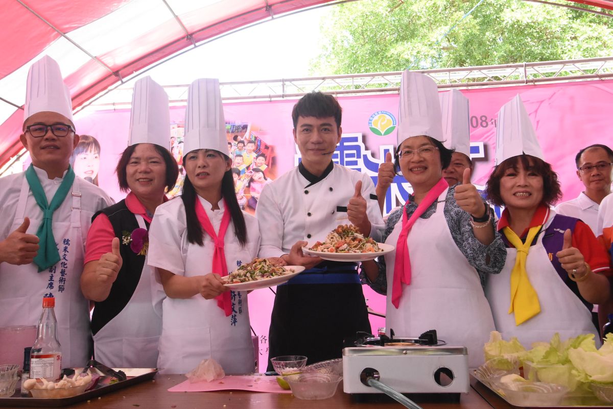 ▲埔鹽鄉公所舉辦「108年度糯米文化藝術節」，縣長王惠美、埔鹽鄉長許文萍、藝人陳隨意一同以在地糯米麵條做料理，為在地農特產行銷。（圖／記者陳雅芳攝，2019.07.07）