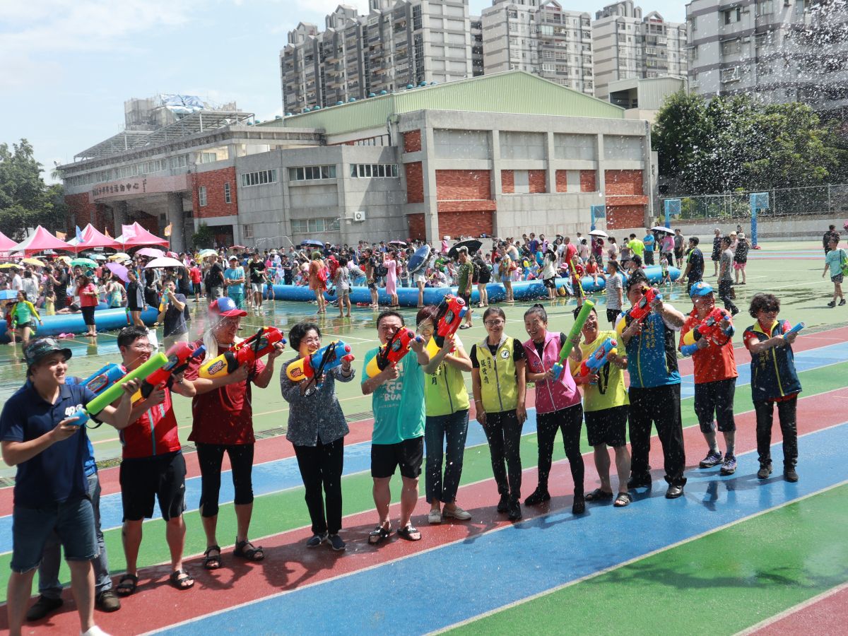 ▲天氣熱烘烘，員林市公所舉行潑水節親子活動，大人小孩都跳進水池內打水仗，感受一下清涼。（圖／記者陳雅芳攝，2019.07.07）