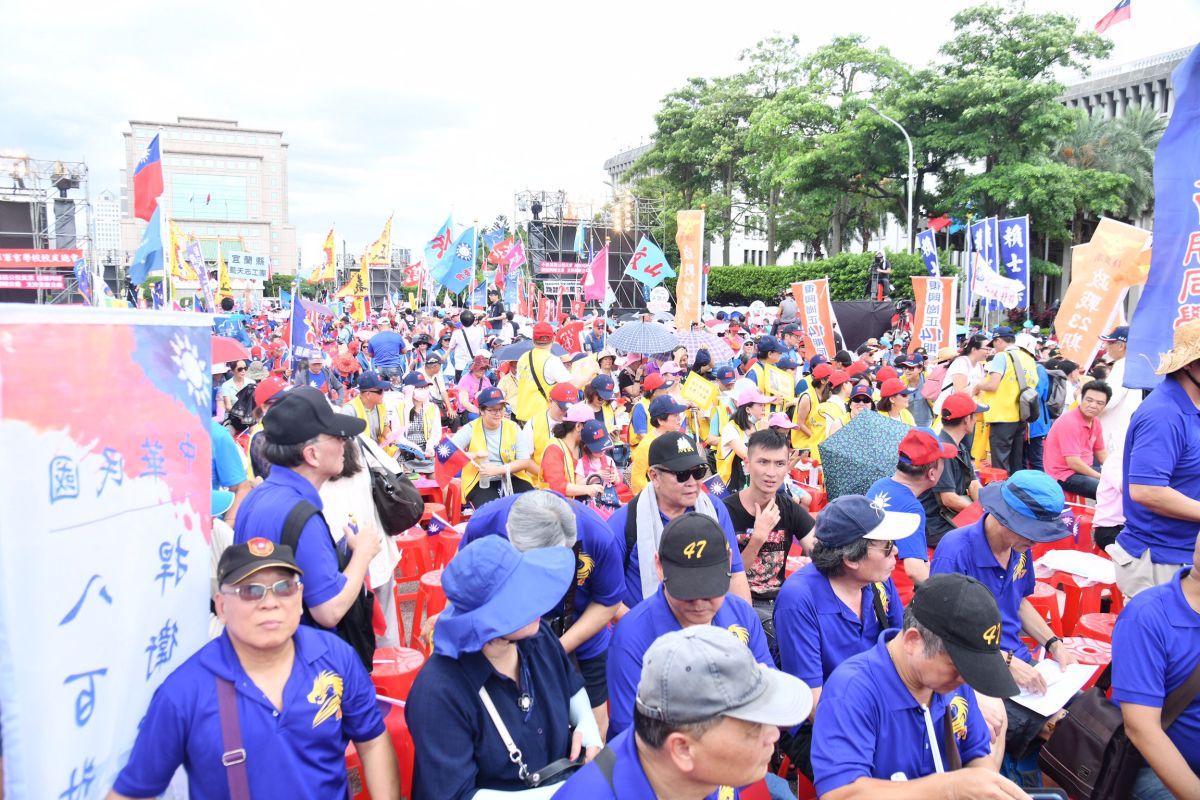 ▲藍衣韓粉與黃衣郭粉比鄰而坐，雙方僅隔一排座位。（圖／林柏年攝, 2019.7.7）