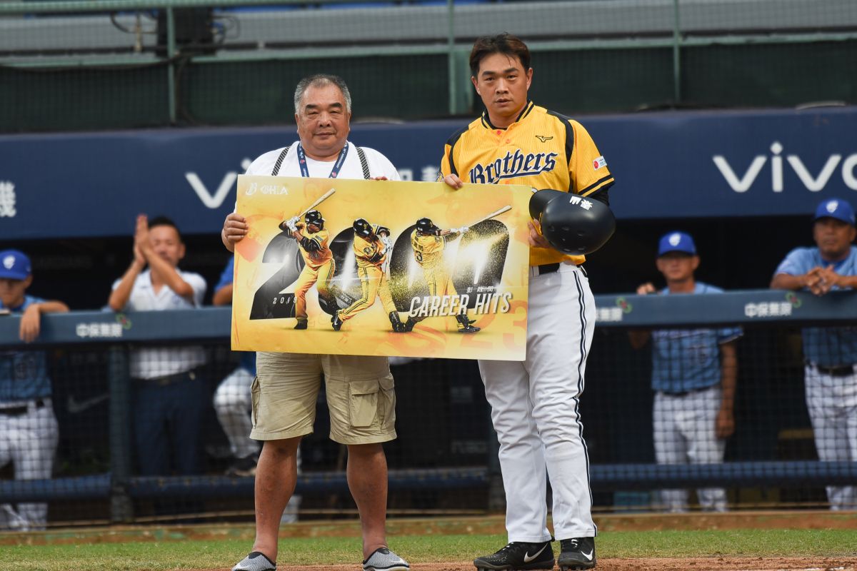 彭政閔達成2000安，與恰爸合影。（圖／陳明安攝）