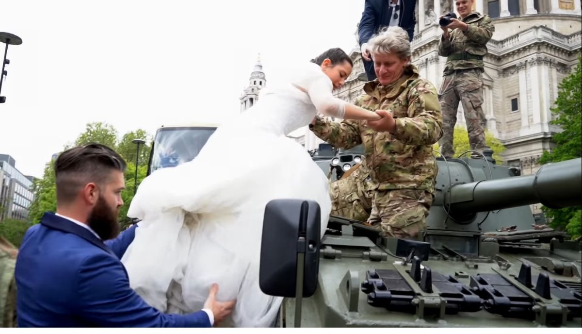 ▲一對準備結婚的新婚夫婦，新娘穿婚紗上車有點困難，但上車之後沿路欣賞著其他路人「驚訝的表情」，想必心裡真的會覺得「永生難忘」。（圖／翻攝自影片）