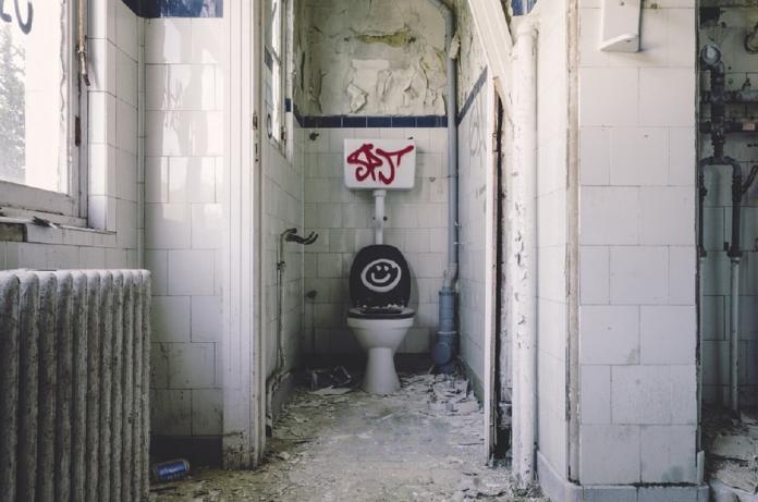 ▲神人一張圖揭「女廁點心」恐怖實景！網驚：手榴彈爆炸？（示意圖／取自 Pixabay ）