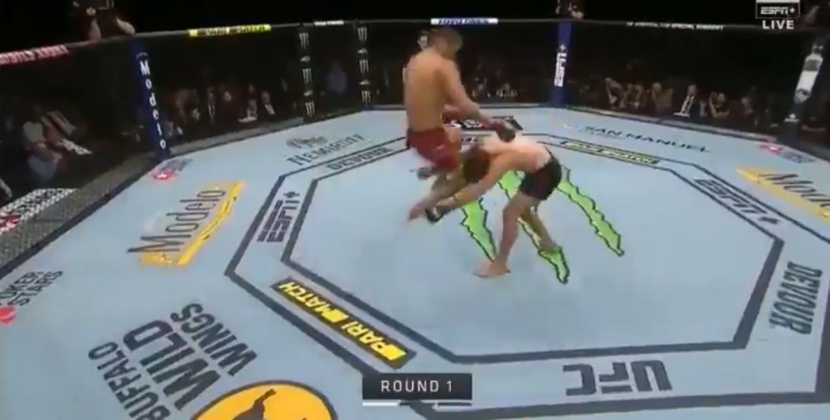 ▲馬斯維達爾（左）一個箭步躍起，使用飛膝，阿索克連（右）閃避不及。（圖／翻攝推特）