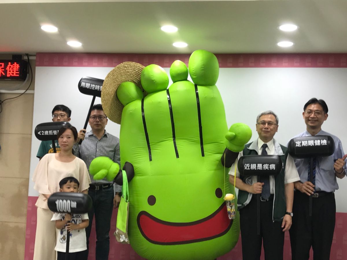 ▲ 醫師提醒，如未加以控制孩童用眼，容易快速產生500度以上的高度近視，產生早年性白內障、青光眼、視網膜剝離及黃斑病變風險會增加。（圖／記者汪瑋琪攝）