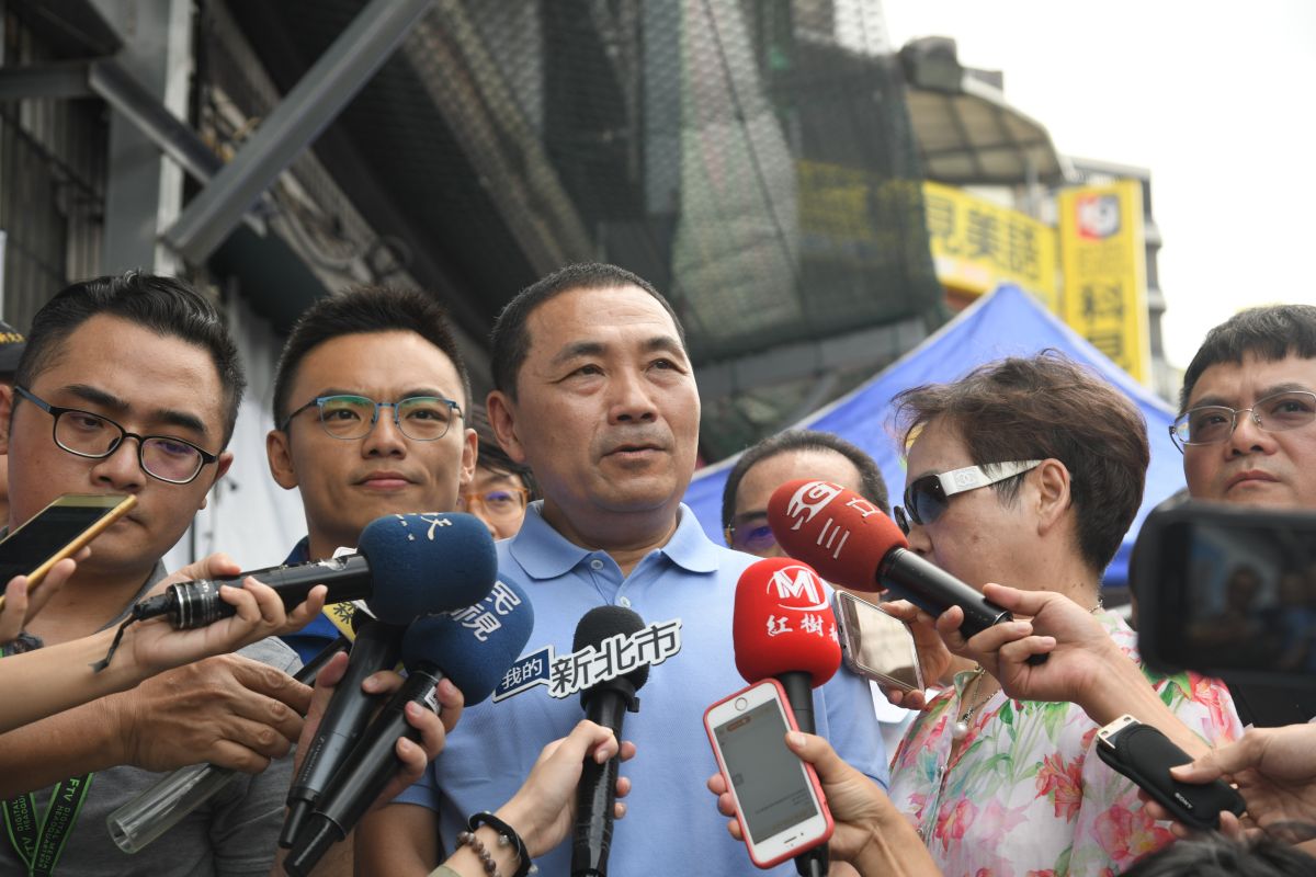 ▲新北市長侯友宜今(8)天親自視察淡水東來大廈斷水斷電及封閉大樓作業。（圖／記者蔡琇惠攝，2019.07.08）