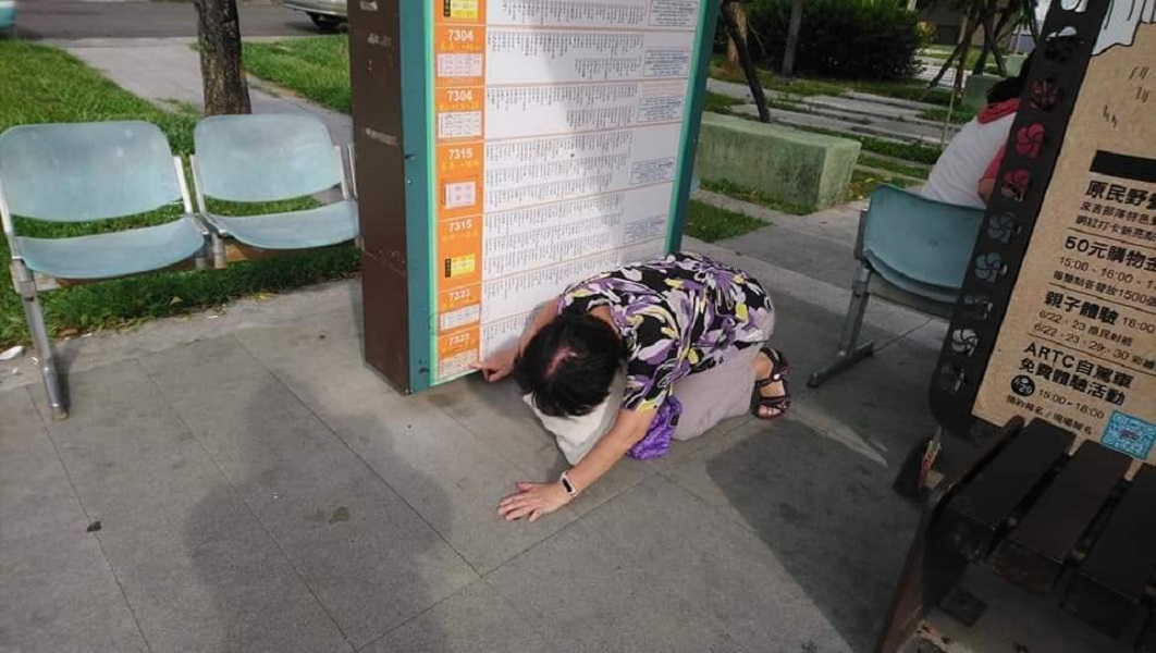▲老人家看個公車時刻表要趴著接地氣，情何以堪。（圖/翻攝自王姓網友臉書，2019.07.08）