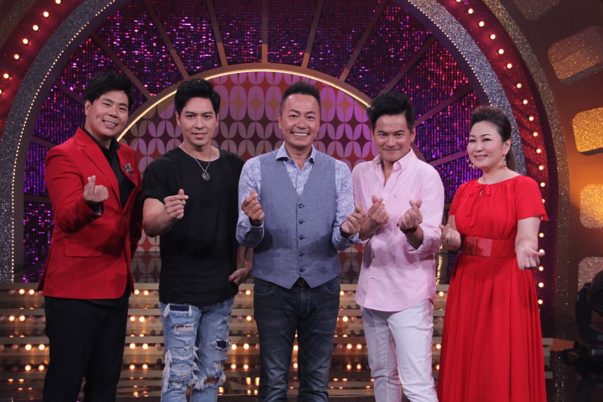 ▲昔日偶像男子團體「紅孩兒」成員王海輪（左二起）、張克帆與馬國賢日前上由張秀卿、邵大倫（左）主持的年代《MUCH金點秀》。（圖／年代提供）