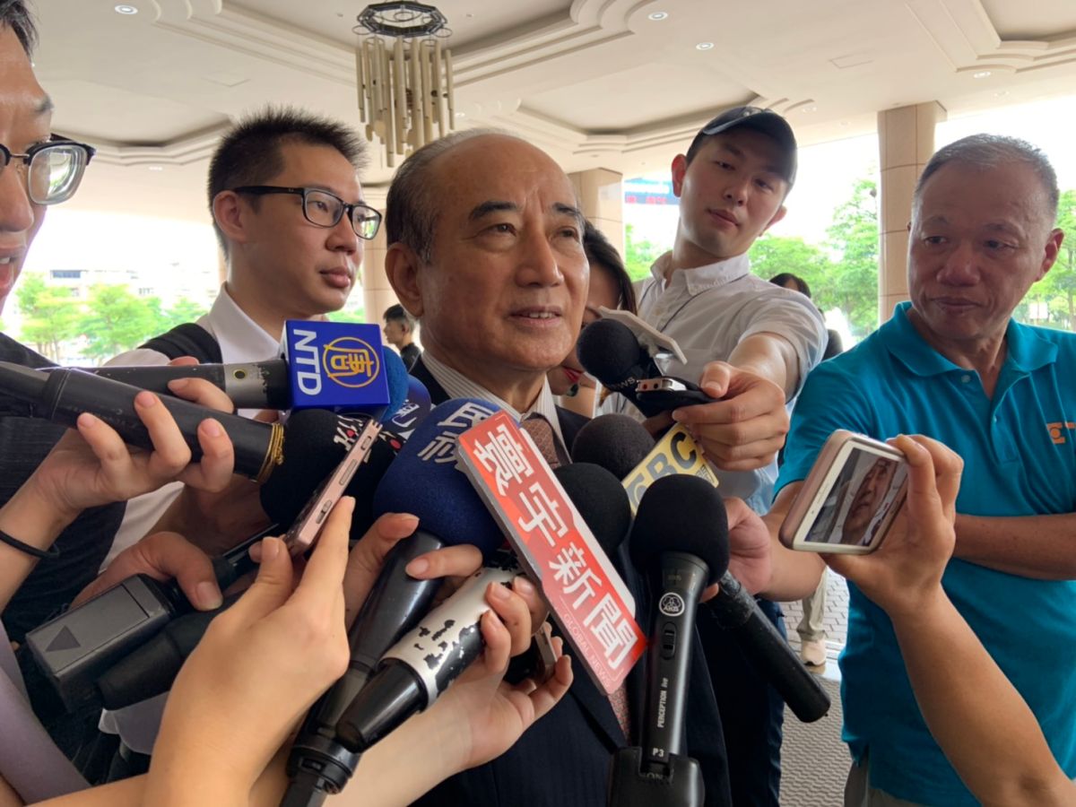 媒體問王金平，晚上若接到民調電話會挺誰，王金平說，「有機會再說嘛！」 (圖/記者吳承翰攝)