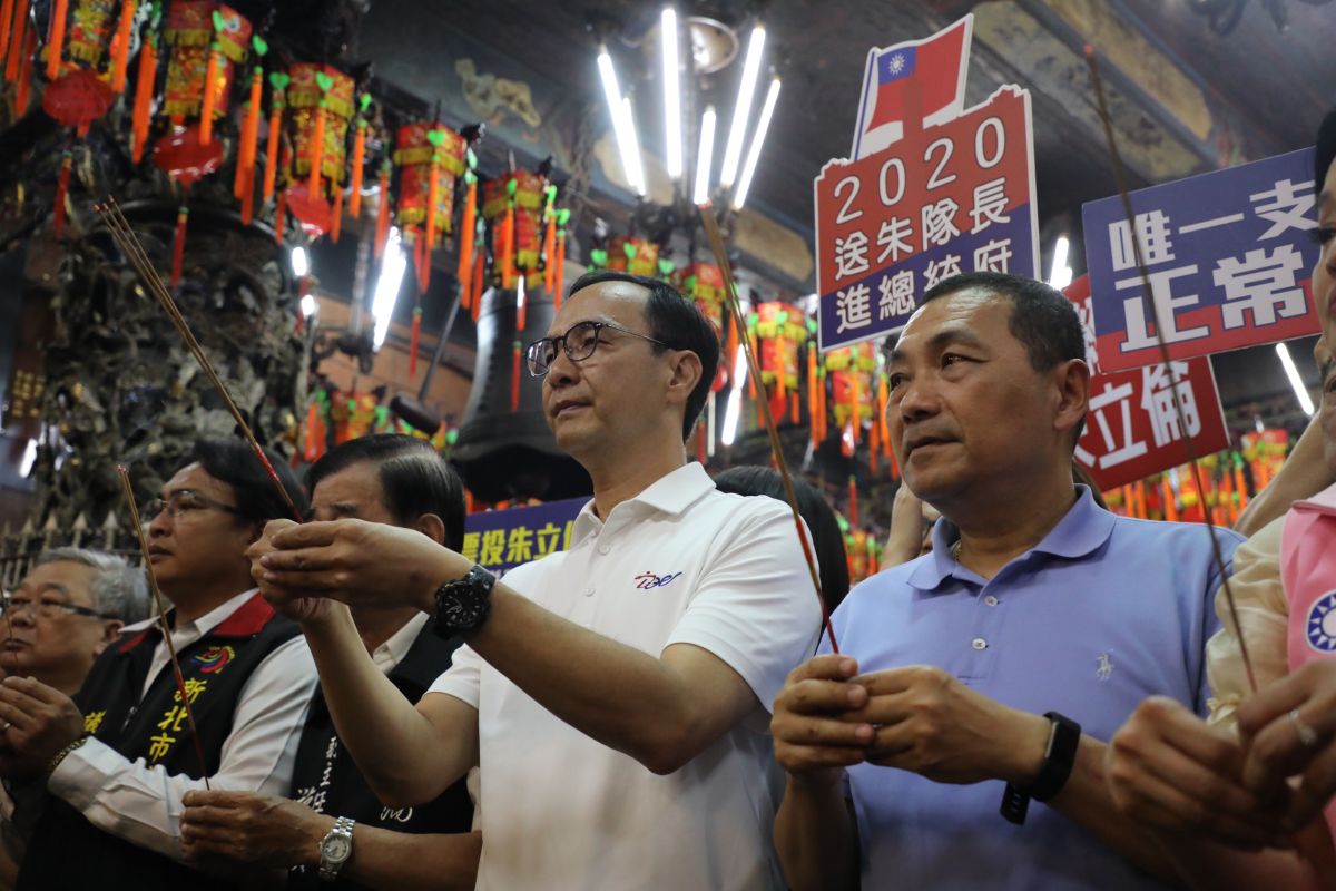 朱立倫、侯友宜一同來到新北慈惠宮參拜，朱此舉被外界視為是和郭台銘較勁。 (圖/朱立倫競選辦公室提供)