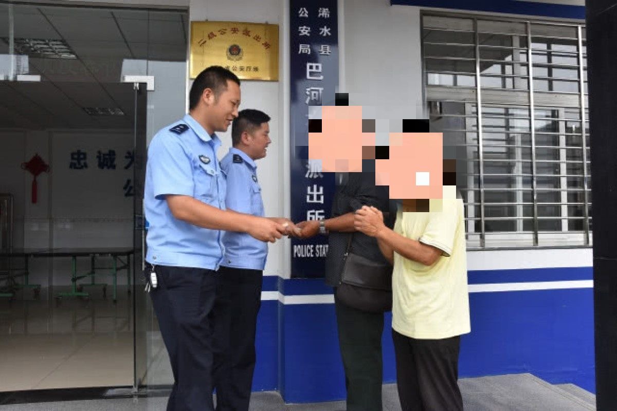 ▲遭騙婚破案，受害者上警局致謝。（圖／翻攝自環球網）