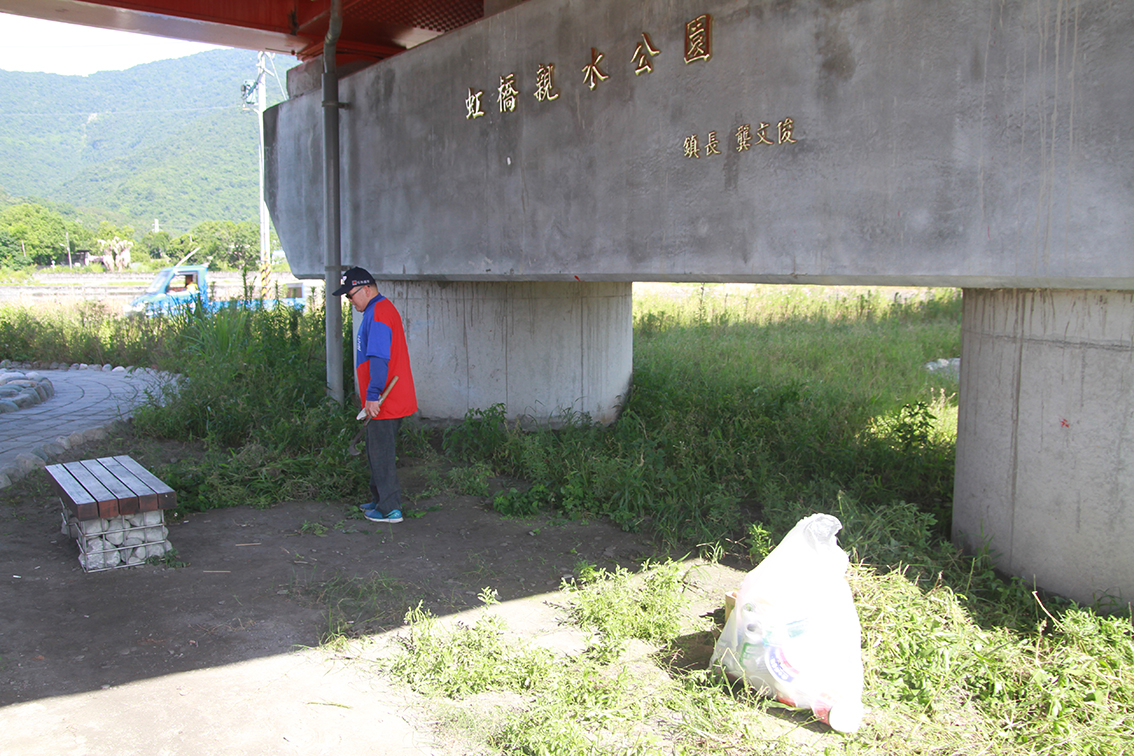 ▲瓦拉米客棧張姓老闆實在是看不下去，親自到橋下進行雜草清理，也清出一堆垃圾，大罵鎮公所沒有做好門面的維護，也呼籲鎮長蔡秋隆一定要做好應盡的責任。（圖／記者鄭志宏攝）