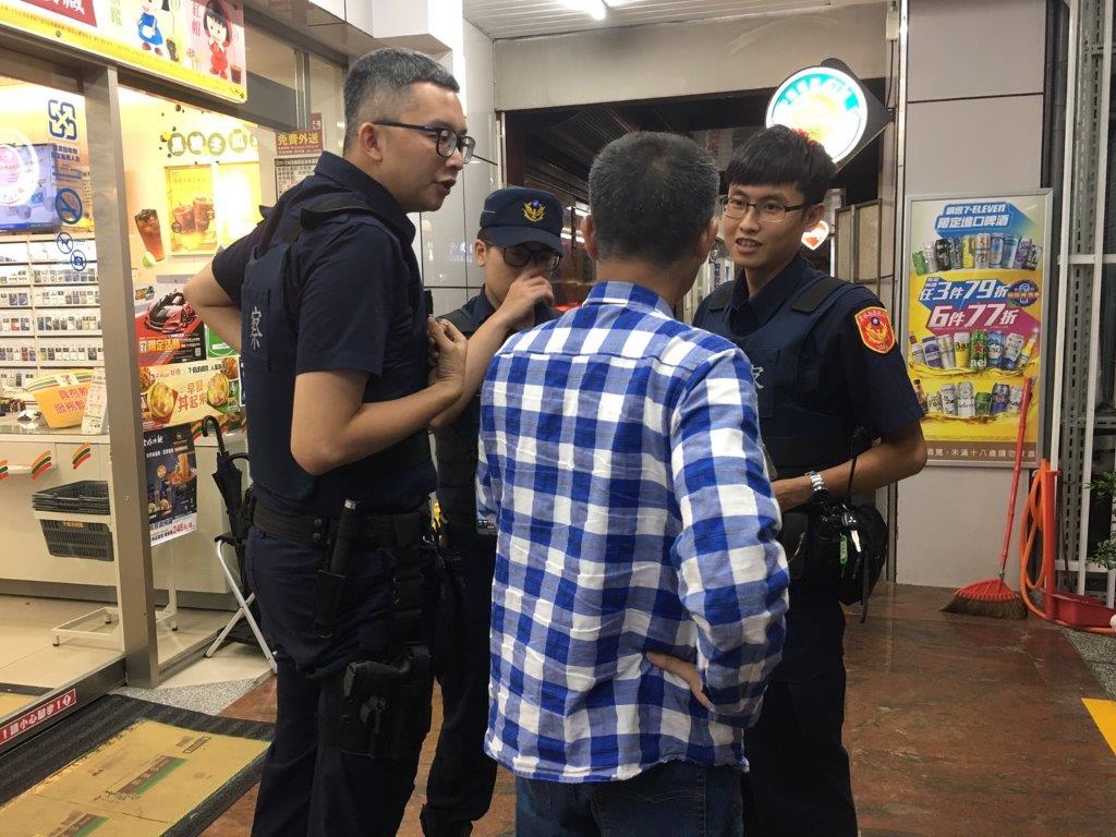 ▲三位員警苦口婆心與男子溝通近30分鐘，才讓林姓男子相信是中了詐騙集團的圈套。（圖／記者蘇榮泉攝，2019.07.08）