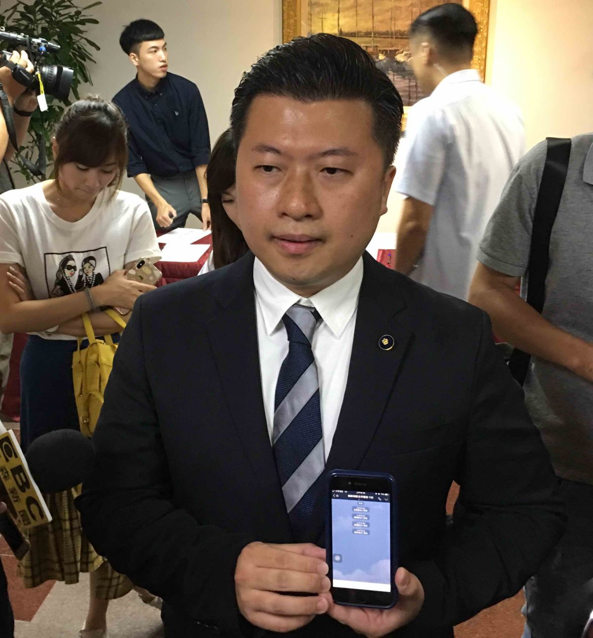 ▲新北市議員張志豪表示，每位議員進入會場前都要掃QRcode，加入競辦與新北市議會的LINE群組。（圖／記者陳志仁攝，2019.07.08）