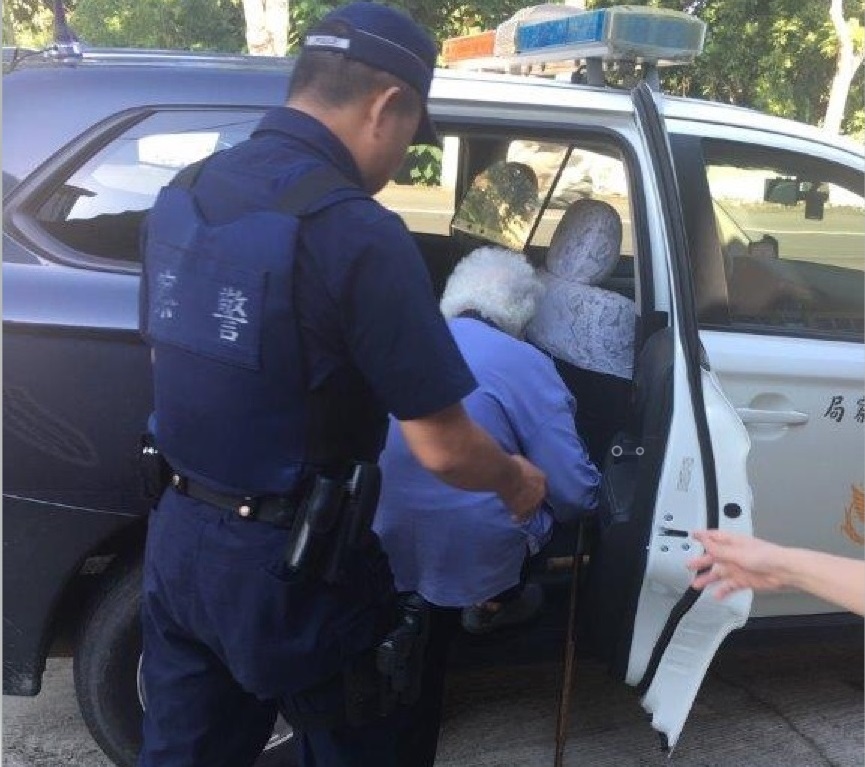 ▲員警尋獲滿頭白髮的林老夫人(100歲)，將老婦人載返回派出所。（圖／記者蘇榮泉攝，2019.07.08）