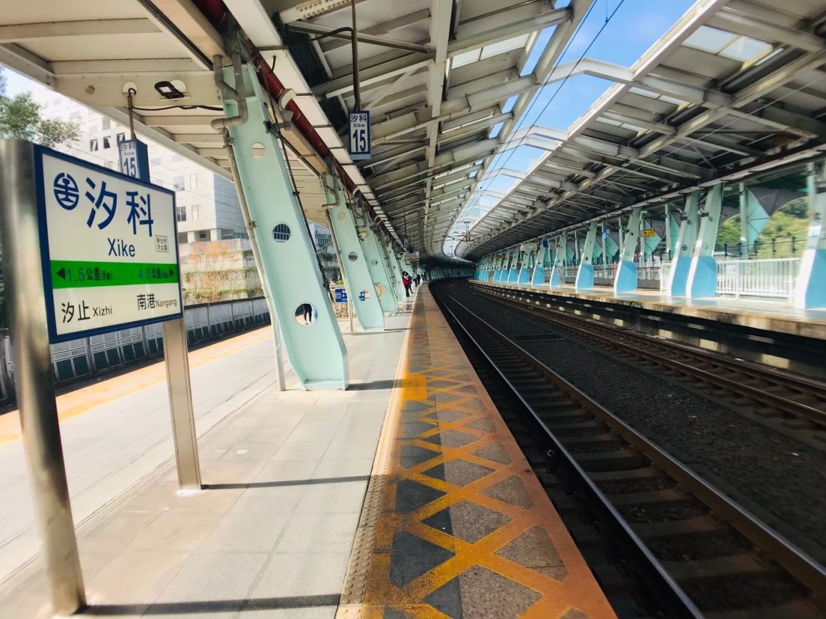 ▲新北市台鐵汐科站每日進出人口多，周邊房市也火熱。（圖／信義房屋提供） 