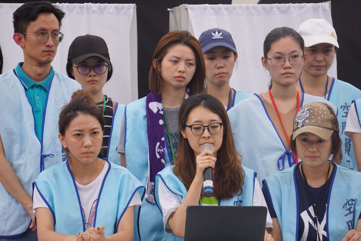 ▲桃園市空服員職業工會理事郭芷嫣（第二排中）因「加料」事件被長榮開除。（圖／記者呂炯昌攝）