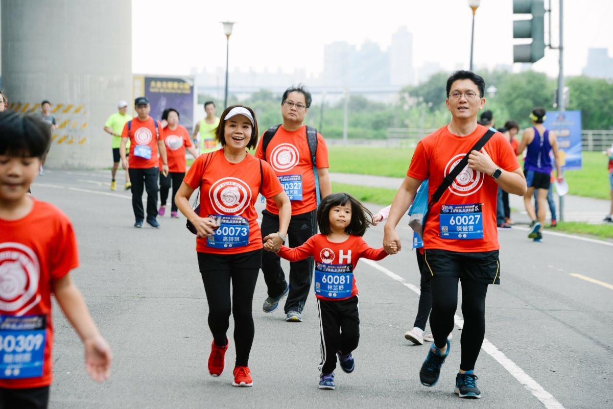▲新北市工安盃路跑分為「10KM競賽組」、「3KM休閒組」，非常適合親子報名。（圖／新北市勞工局提供）