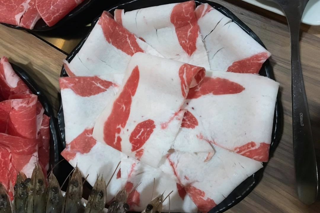 ▲點牛五花來的肉片卻驚見滿滿的「白色脂肪」。（圖／翻攝自爆怨公社）