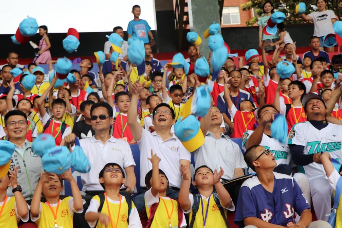 ▲兒童陽光棒球夏令營開幕，小朋友第一次與球星近距離接觸，難掩興奮之情。 (圖／柳榮俊攝2019.7.9)