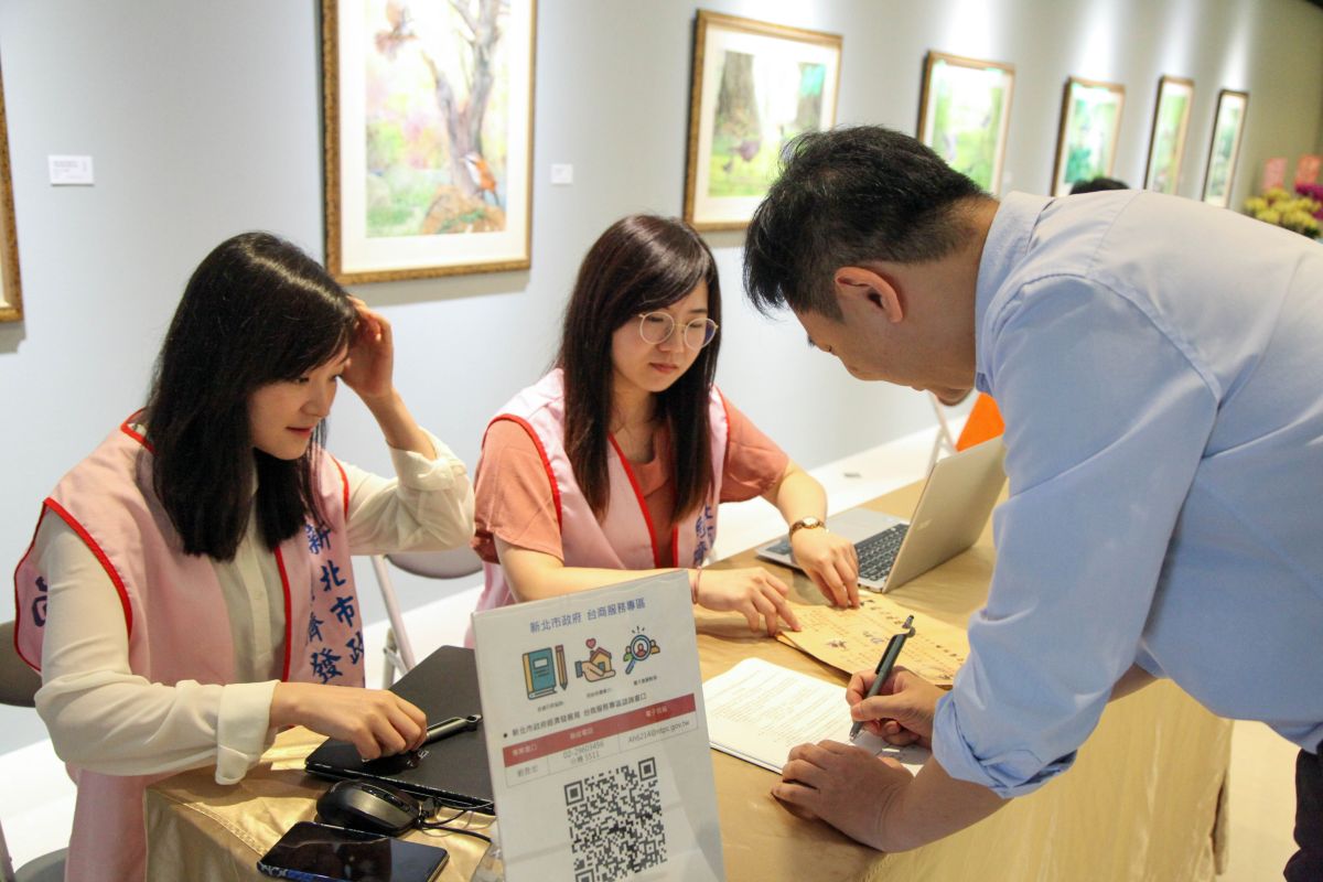 ▲回流台商於活動現場媒合攤位與業者交流互動。（圖／新北市經發局提供）