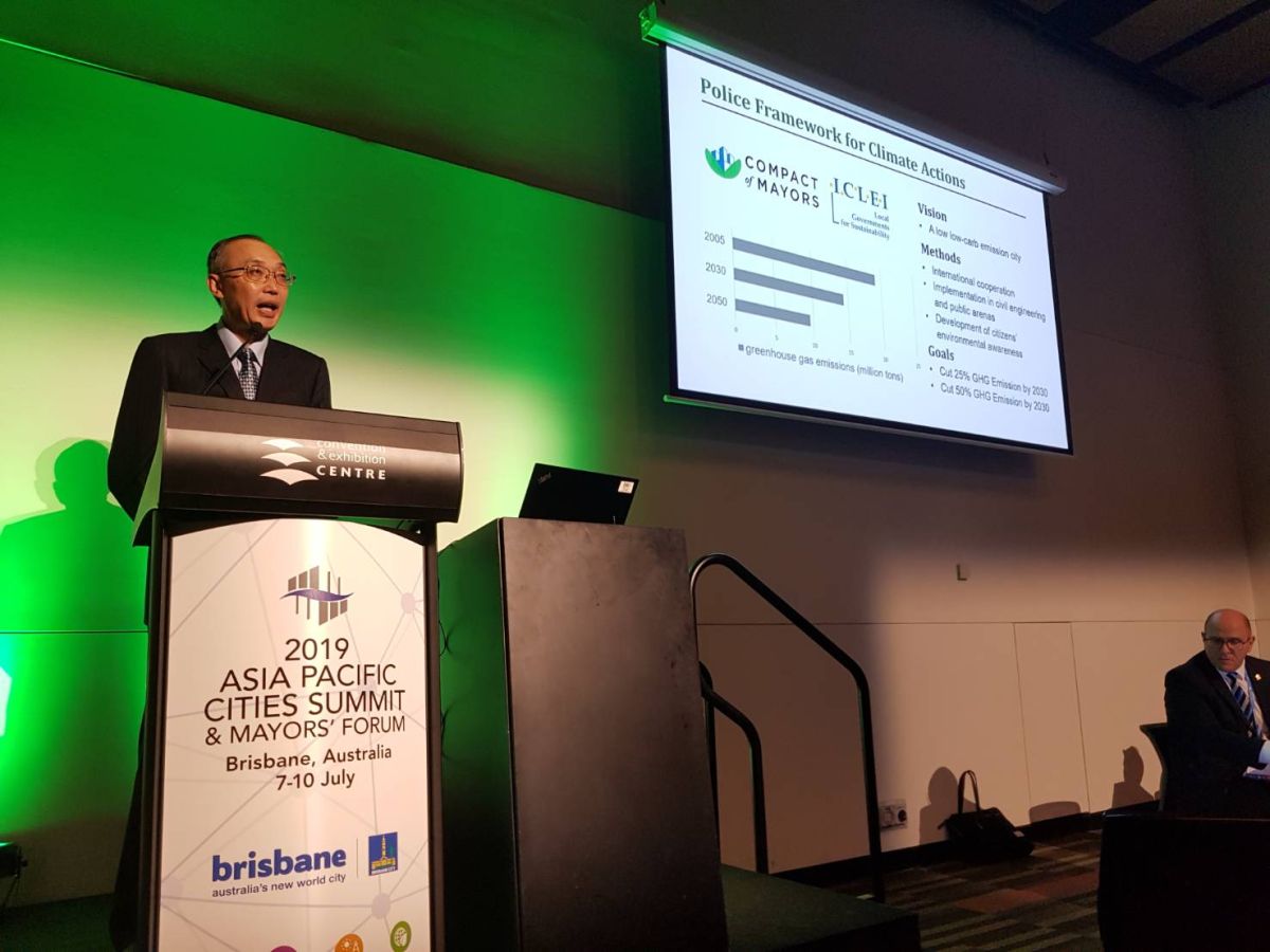 ▲新北市副市長謝政達今(9)日出席亞太城市峰會暨市長論壇，會中分享「惜食分享網」及「屋頂農園」兩項創新政策，讓世界看見新北市為了有機農業及環境永續而努力的成果。（圖／新北市政府提供）